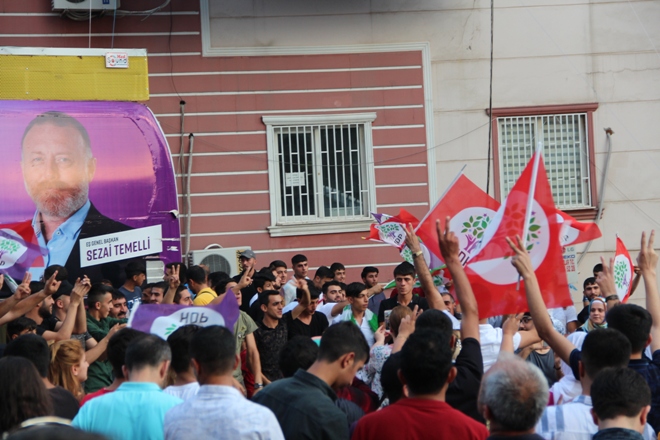 CANLI... HDP BARAJI GEÇTİ. DİYARBAKIR HALKI COŞKUYLA KUTLUYOR