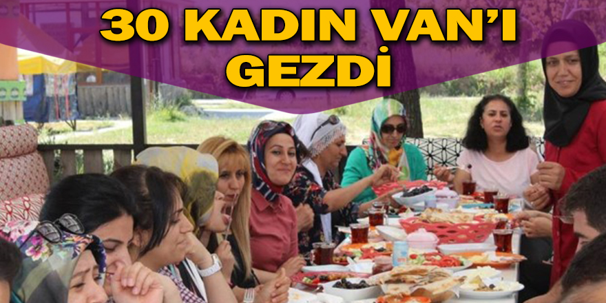 Tarihi yerleri geziyorlar