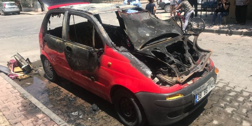 Gaziantep'te Park Halindeki Araç Alev Aldı