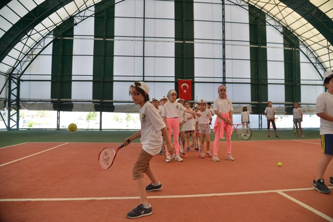 Tenis sporuna ilgi