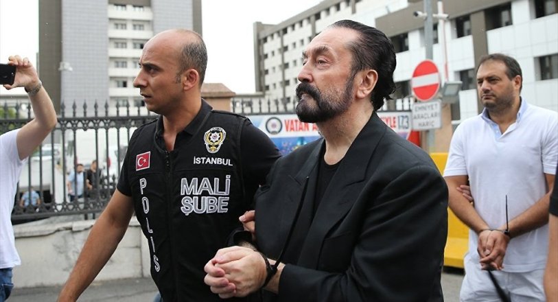 'Adnan Oktar, iki kardeşle aynı anda evlendi, annelerine 'Sevgilim' derdi'
