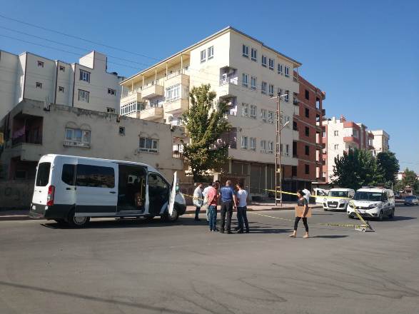 Eşini silahla vurduktan sonra intihar etti