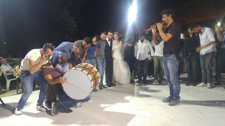 Davulla şov yapıyor!