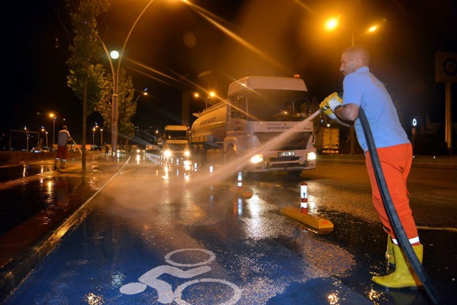 Cadde ve bulvarlar bayrama hazırlanıyor