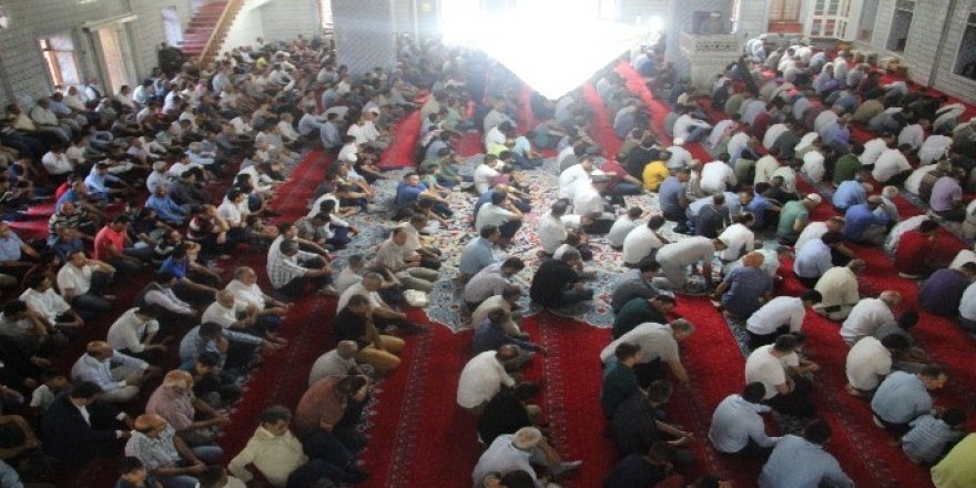 Peygamberler şehrinde binlerce kişi bayram namazı için Balıklıgöl’e akın etti