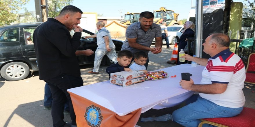 Diyarbakır'da mezarlığa gelenlere şeker ikramı