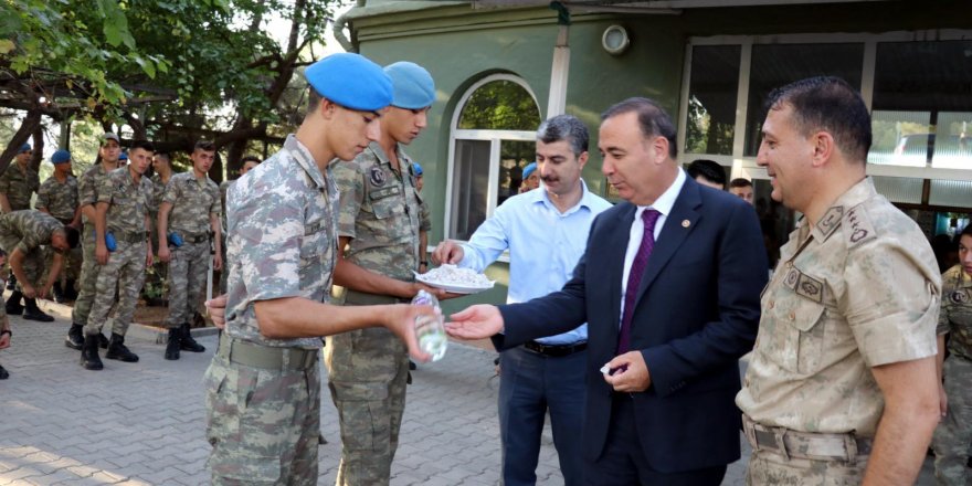 Siirt'te Vali Atik, asker ve polislerle bayramlaştı
