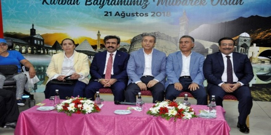 Devlet erkanı vatandaşlarla bayramlaştı