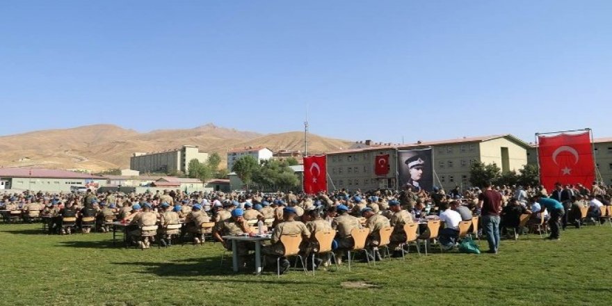 Akar, Yüksekova’da Mehmetçikle bayramlaştı