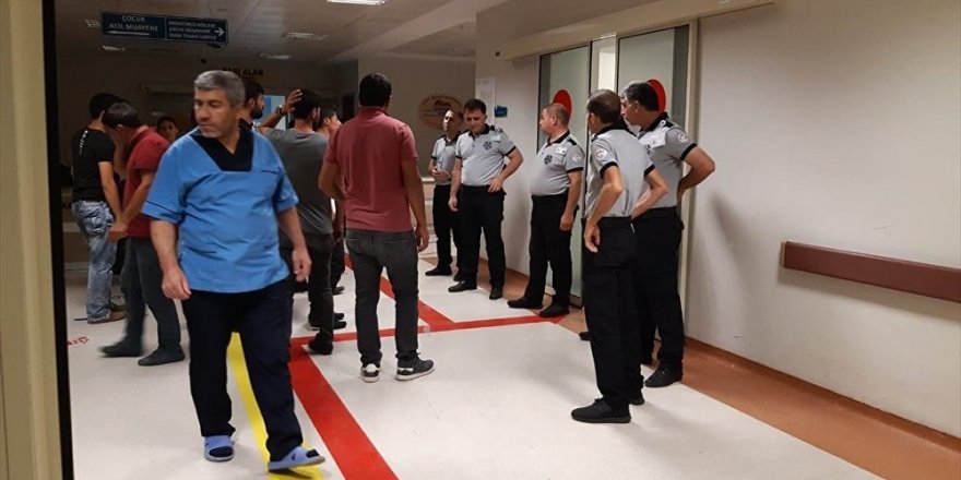 Yüksek gerilim hattı kabloları kalabalığın üzerine düştü