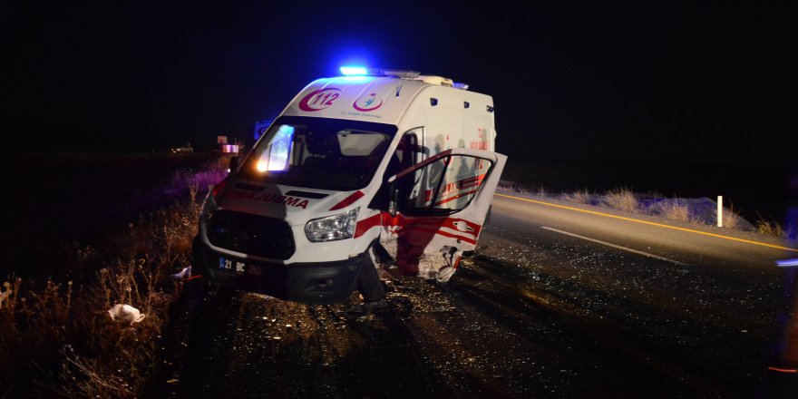 Ambulans kaza yaptı