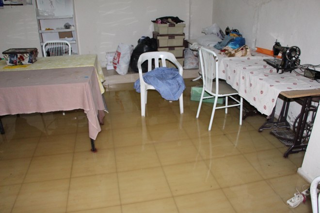 Atık su borusu tıkanınca evleri su bastı