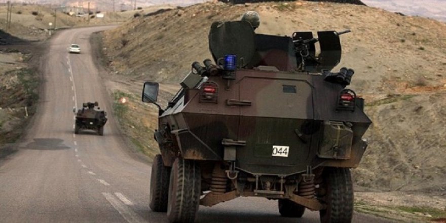 Hakkari'de Askeri Araç Devrildi