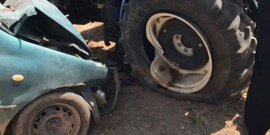 Otomobil İle Traktör Çarpıştı: 1 Ölü, 4 Yaralı