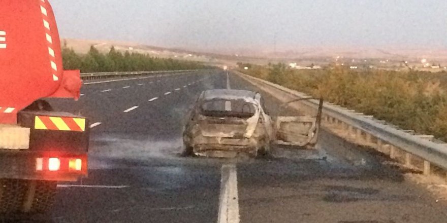 Şanlıurfa'da seyir halindeki araç yandı