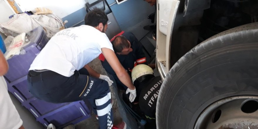 Rot - Balans Yapılan Tırın Altında Kaldı