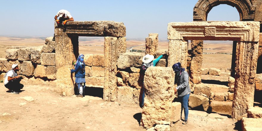 Zerzevan Kalesi'nde bin 700 yıllık kaya mezarlığı bulundu