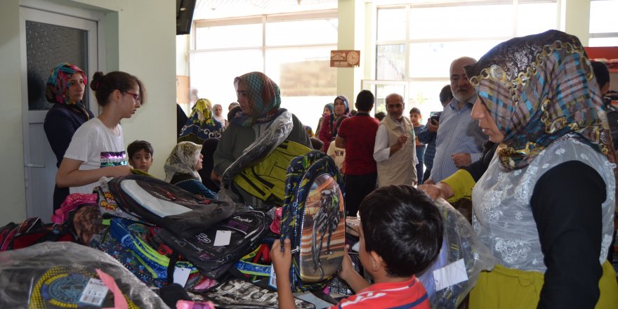 Batman'da yetimlere kırtasiye yardım