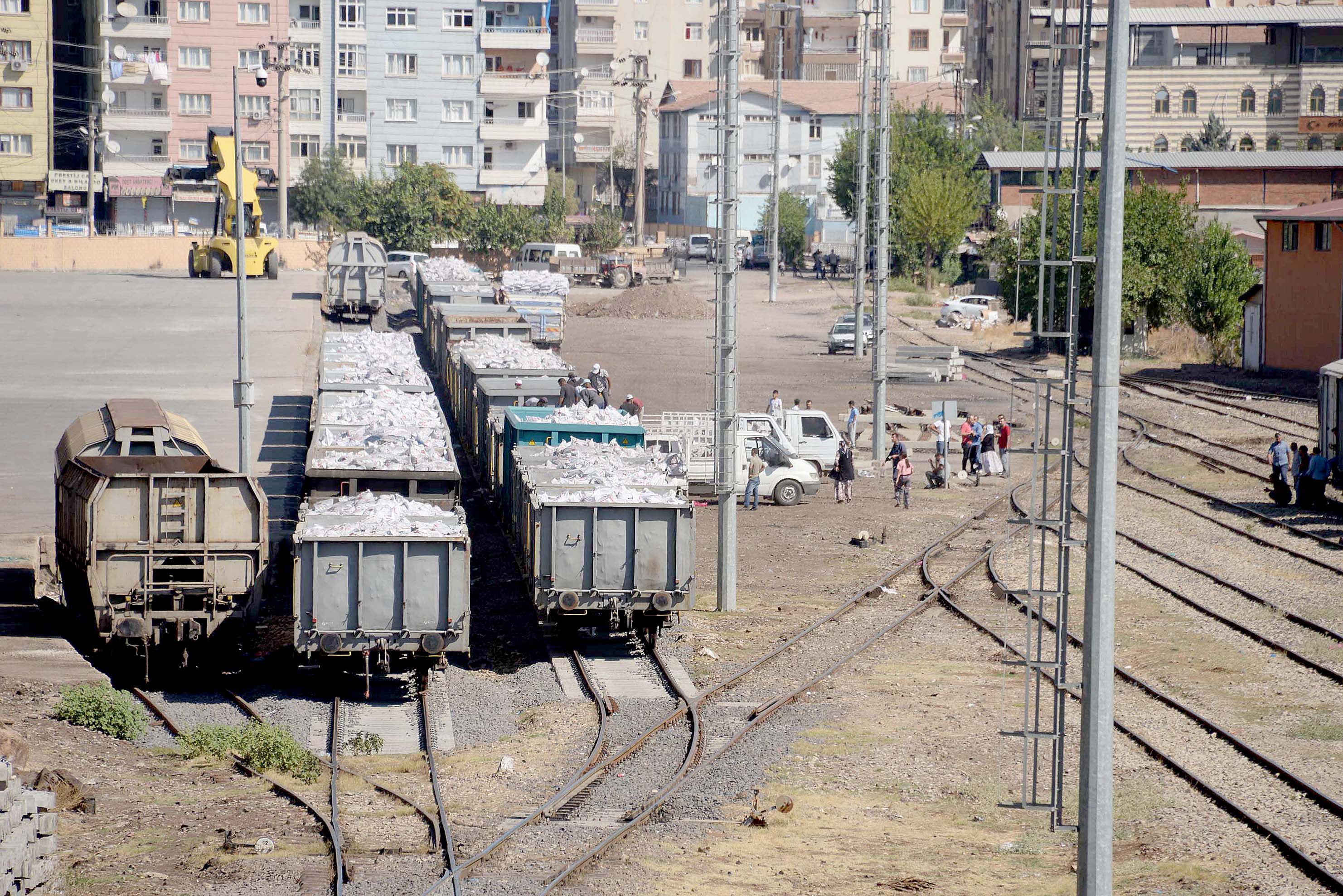 Diyarbakır'da ihtiyaç sahibi kişilere kömür yardımı
