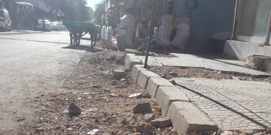 En işlek caddede 4 aydır bitmeyen çalışmalar esnafı bezdirdi