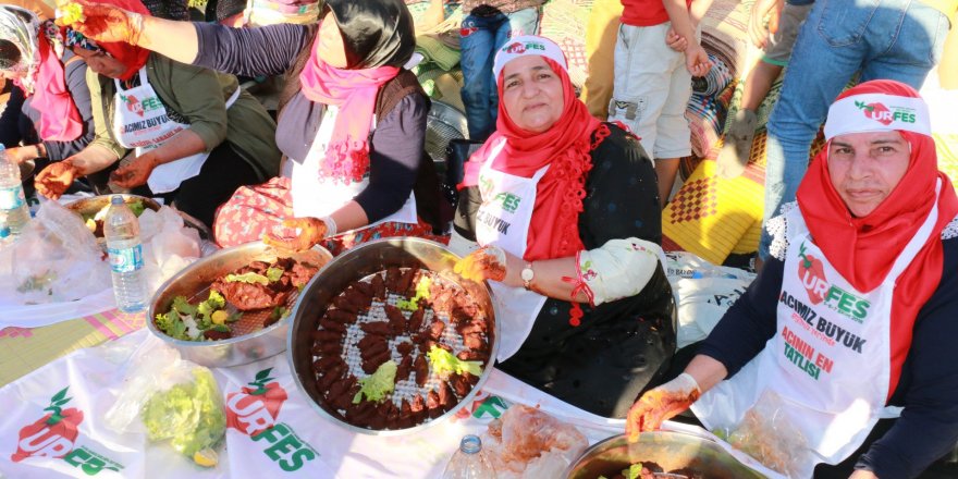 Şanlıurfa'da 300 kişi çiğ köfte yoğurdu