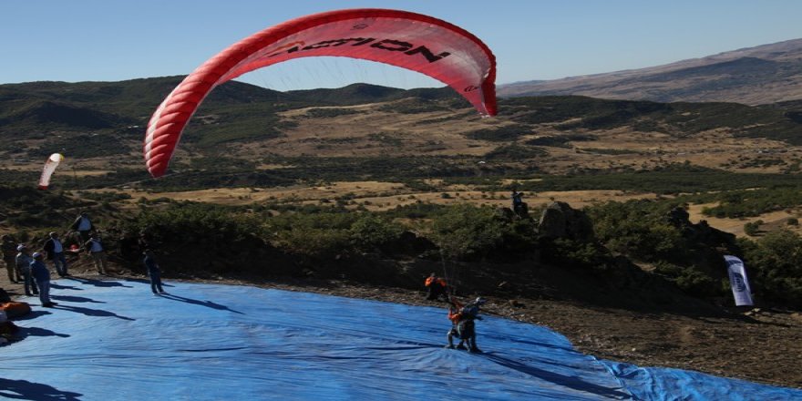 Tunceli'de yamaç paraşütü heyecanı