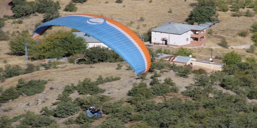 Paraşütçüler nefes kesti