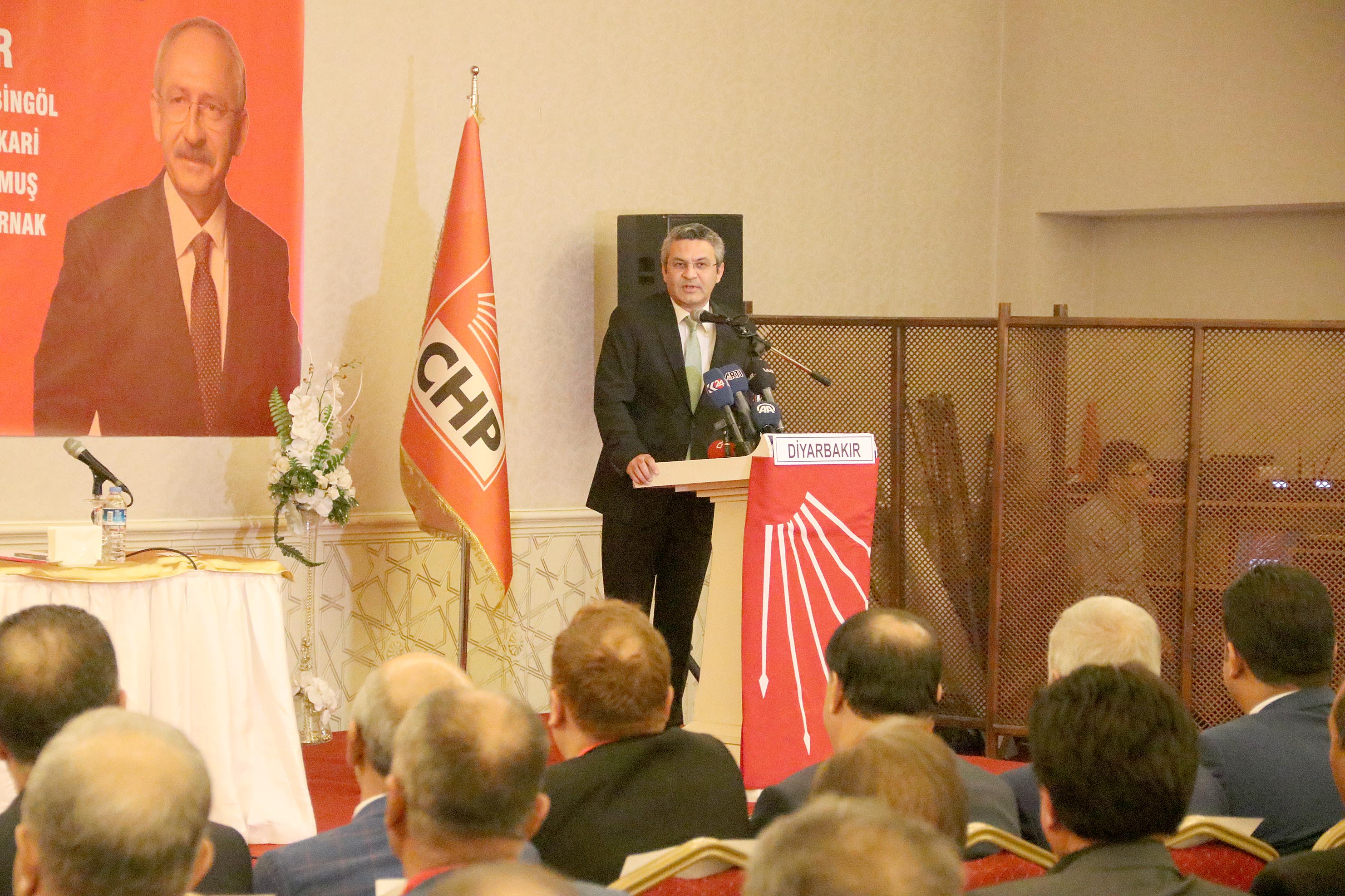 CHP, Doğu ve Güneydoğu'daki yöneticilerini Diyarbakır'da topladı