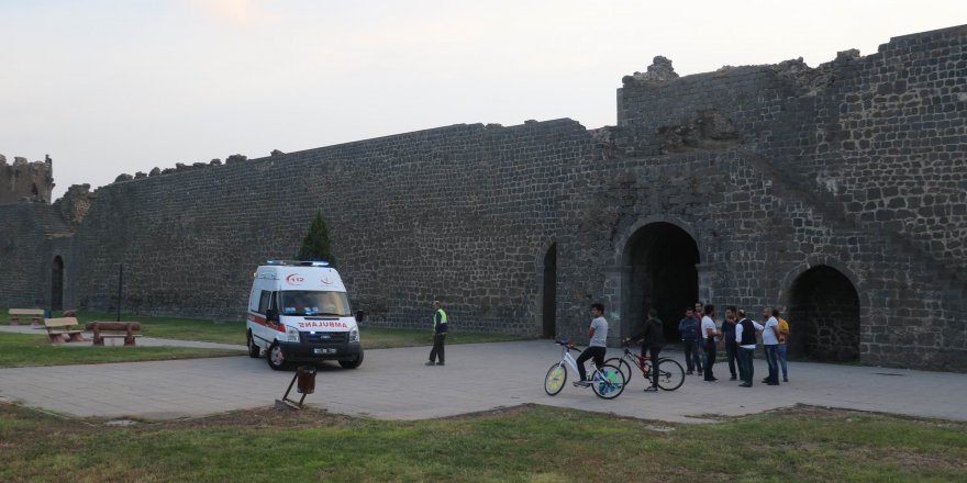 Hamile eşi ile gezerken surlardan düştü