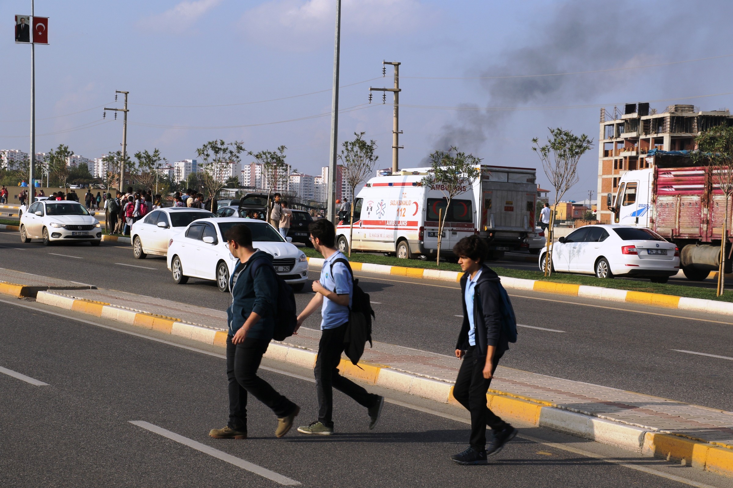 Üst geçit kullanmayan öğrenciye araç çarptı!