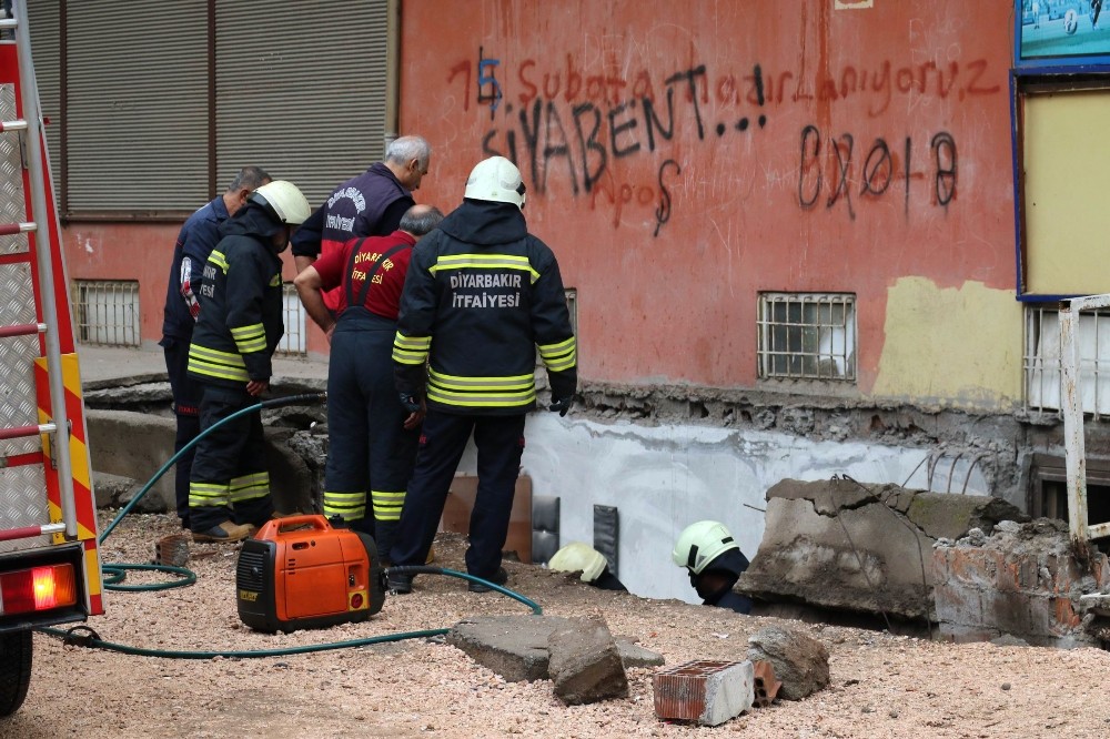 Yıkılan duvarın altında kalan 2 kişi yaralandı