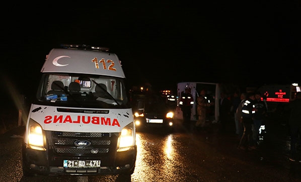 Diyarbakır'da yolcu otobüsü devrildi, 1 ölü 30 yaralı
