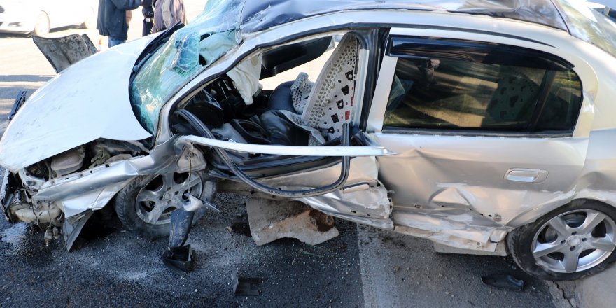 Hurdaya dönen araçtan sağ kurtuldular