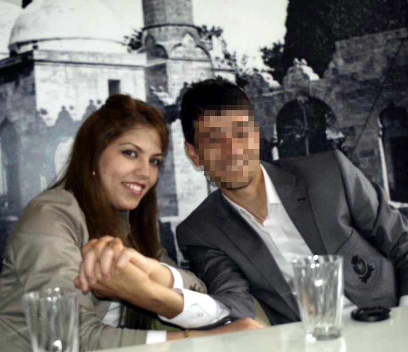 Eşini kucağında çocuğu varken başından vurdu