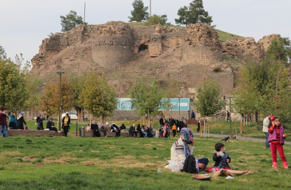 Diyarbakır'ın "kalbi"nde su kanalı ve tünel bulundu