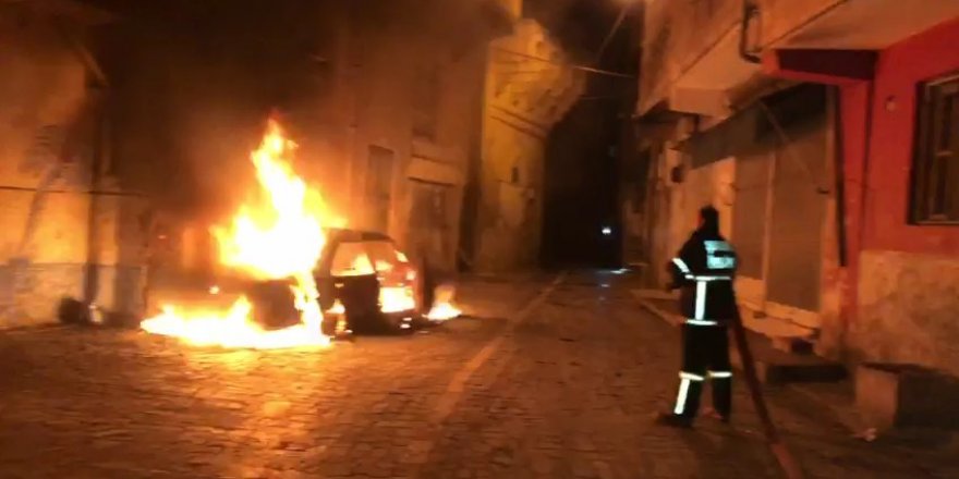 Şanlıurfa’da park halindeki otomobili benzin döküp yaktılar