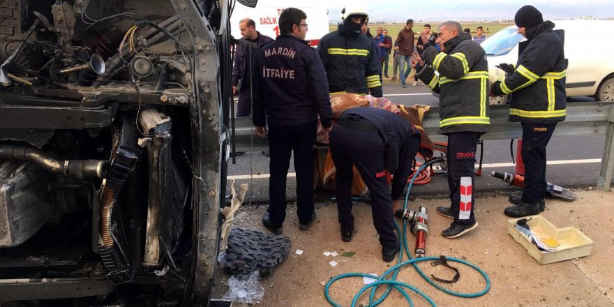 Mandalina yüklü TIR devrildi: Bir ölü