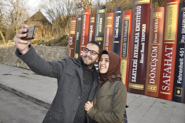 Çukurca'da renkli kitap dekorlarına yoğun ilgi