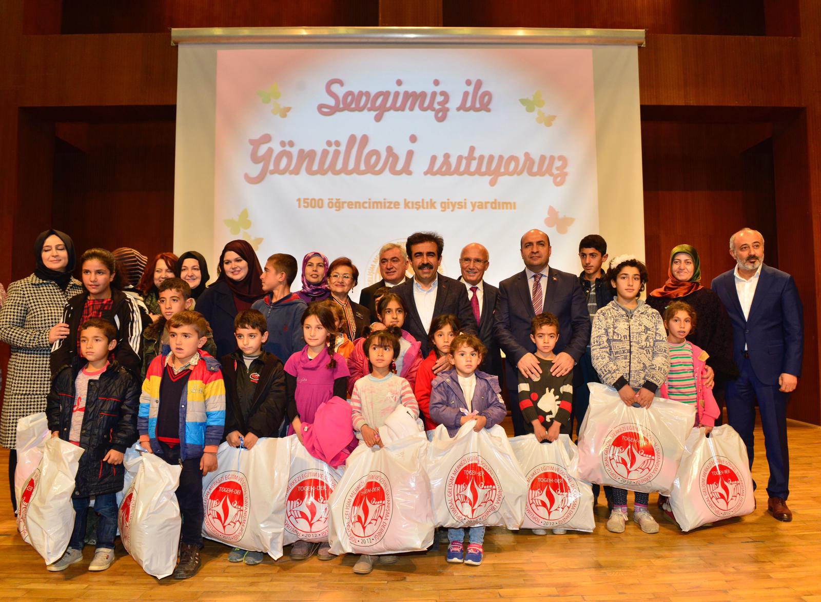 TOGEMDER’den bin 500 çocuğa giysi yardım