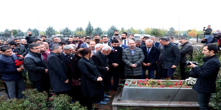 Barış Elçi’si mezarı başında anıldı