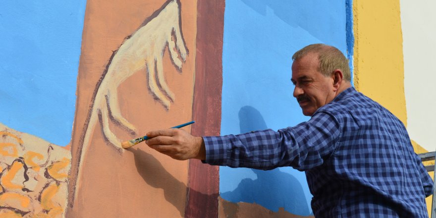 İşçi emeklisi ressam, şehrin duvarlarını renklendiriyor