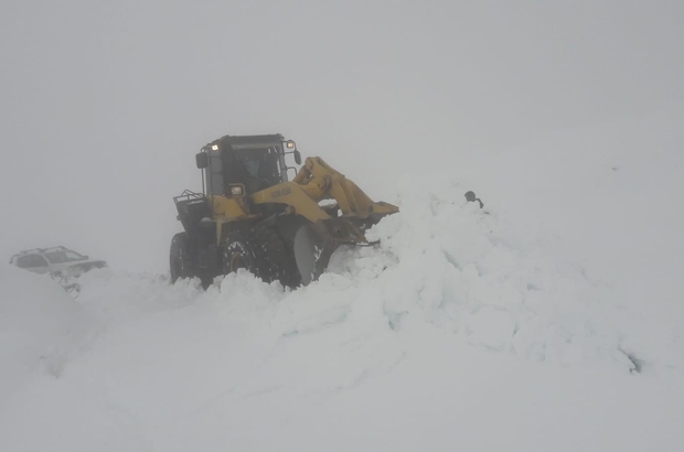 VİDEO- Hakkari'de kar, köy yollarını kapattı