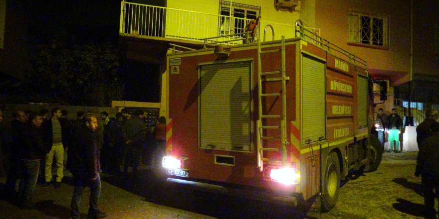 Derik'te 2 katlı evde yangın
