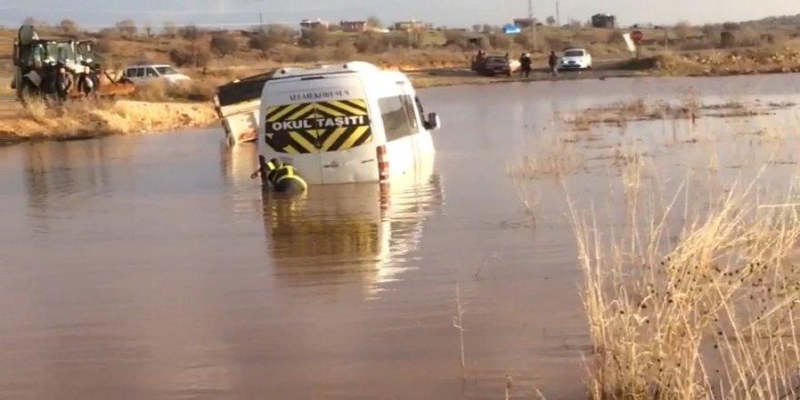 Mardin’de öğrenci servisi gölete dönen yolda kaldı