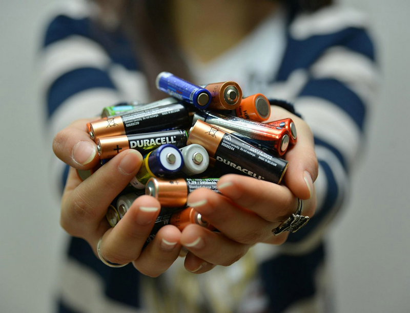 "Minik eller" bir ton atık pil ve batarya topladı