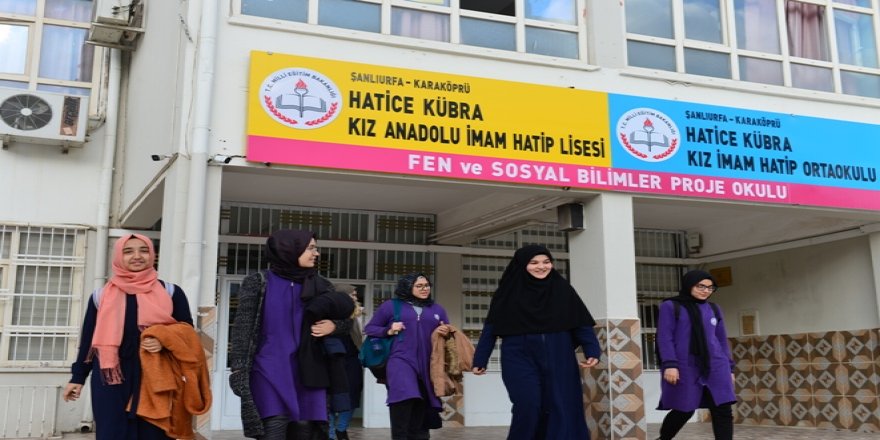 Küçük elleri büyük yürekleriyle kardeşlerine dokunuyorlar