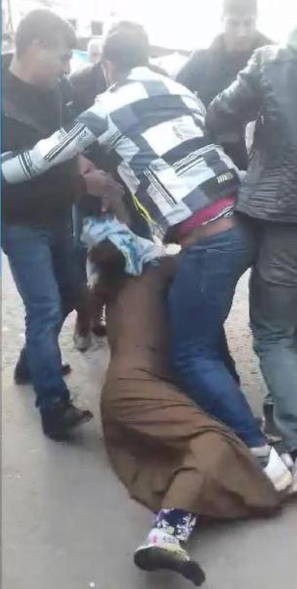 VİDEO- Cadde ortasında şiddet gören kadına ilişkin görüntü