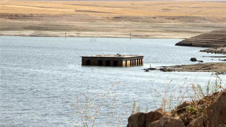 Yıllar önce sular altında kalan köyleri ortaya çıktı
