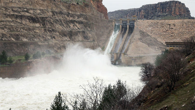 Diyarbakır'da suyun çekilmesiyle kaybolan kamyon bulundu