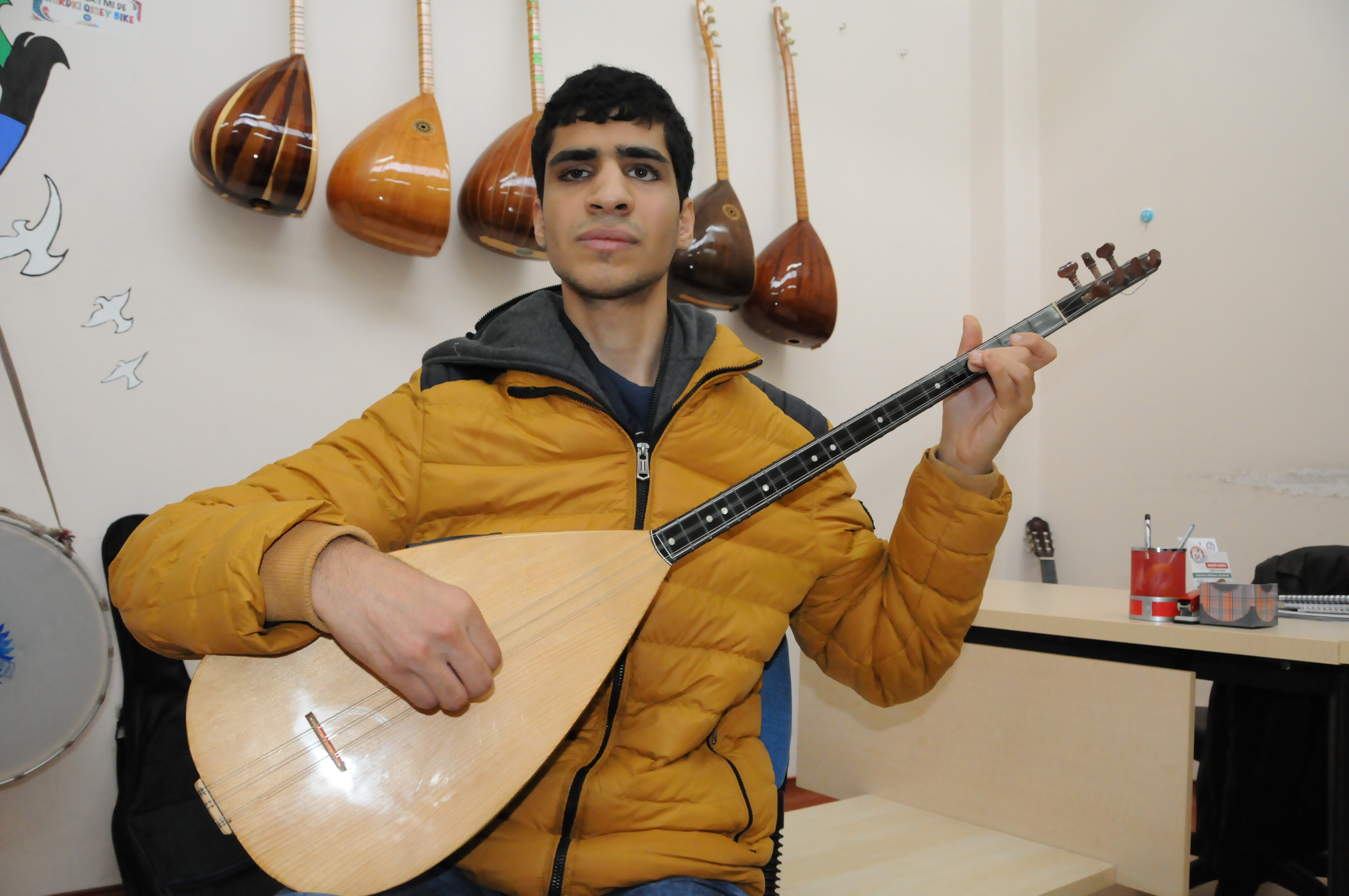 Görme engelli Kadir, "bağlama" ile yaşama tutundu